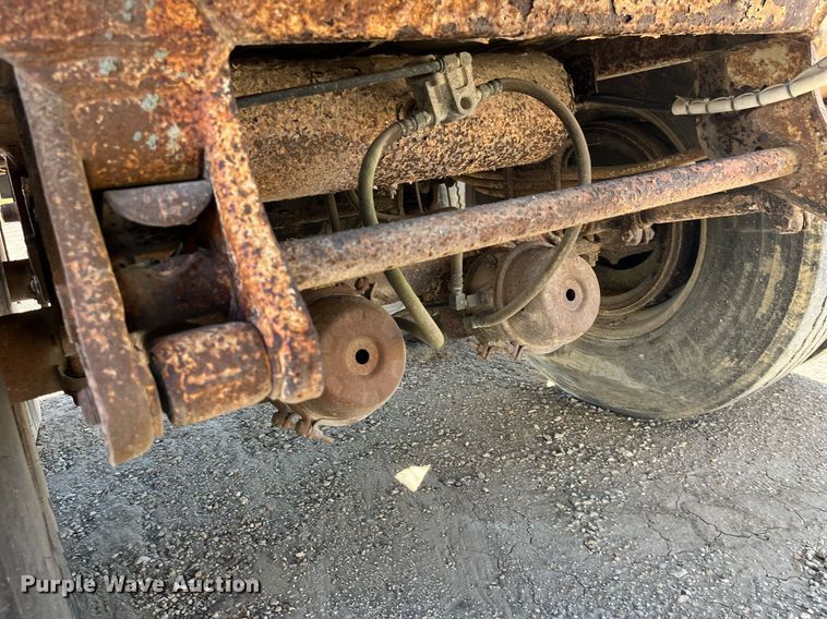 image for item EH2876 1995 Farm Bed Mfg Eagle Bridge live bottom trailer