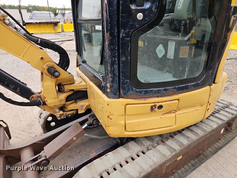 image for item EI8435 2006 Caterpillar 303C CR mini excavator