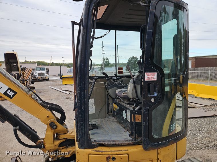 image for item EI8435 2006 Caterpillar 303C CR mini excavator