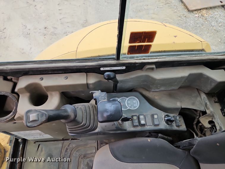 image for item EI8435 2006 Caterpillar 303C CR mini excavator