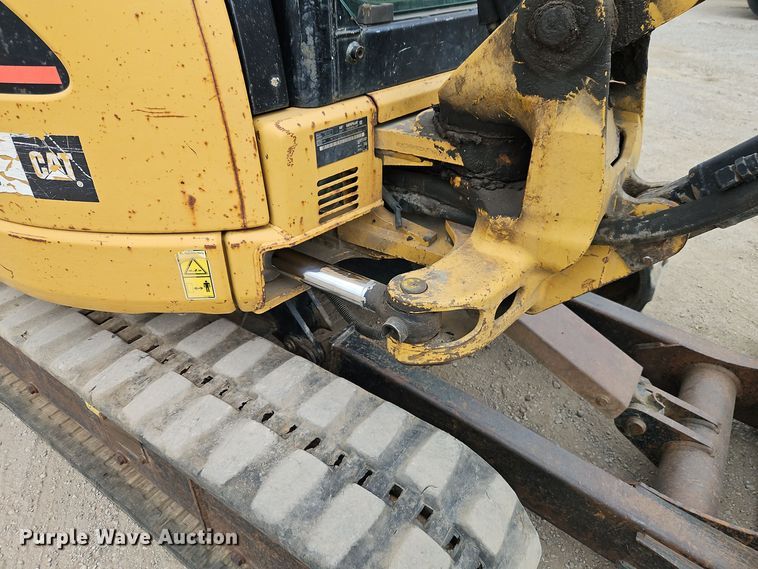 image for item EI8437 2006 Caterpillar 303C CR mini excavator
