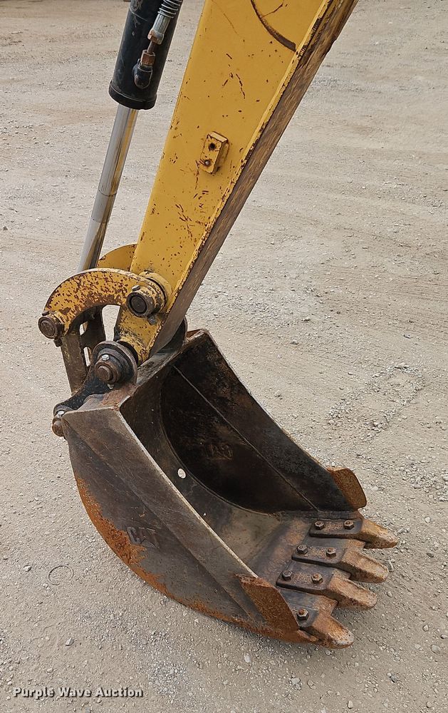 image for item EI8437 2006 Caterpillar 303C CR mini excavator