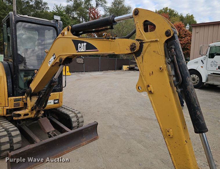 image for item EI8437 2006 Caterpillar 303C CR mini excavator