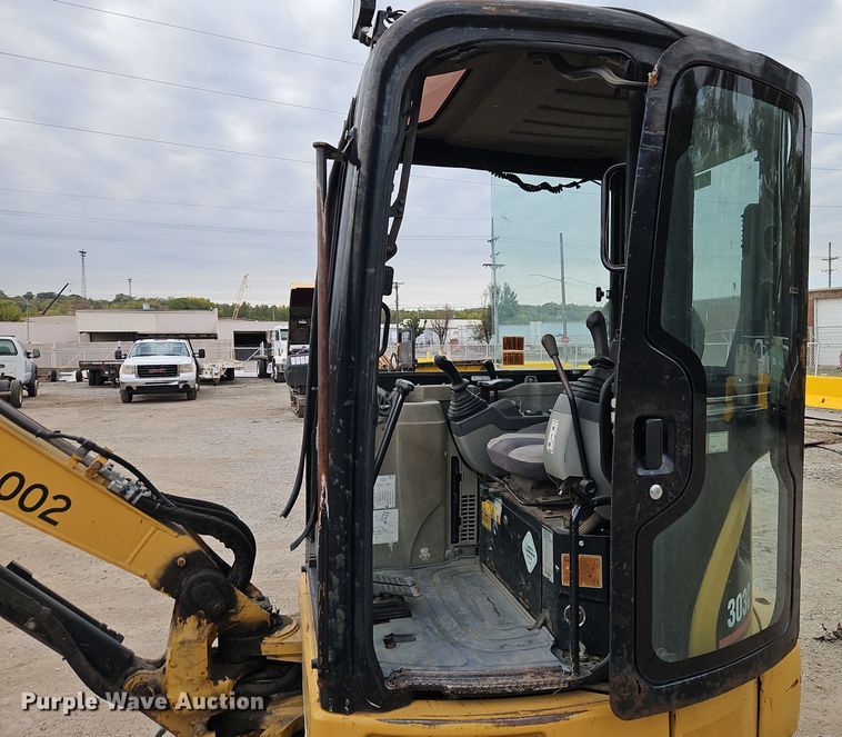 image for item EI8437 2006 Caterpillar 303C CR mini excavator