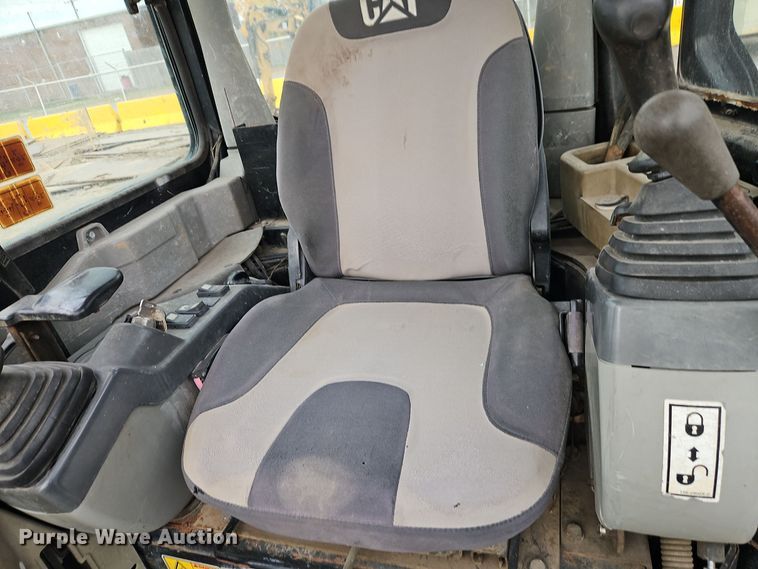 image for item EI8437 2006 Caterpillar 303C CR mini excavator