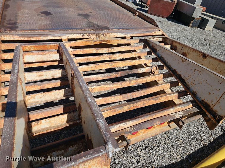 image for item EI8438 1986 Trail-Eze T220 equipment trailer