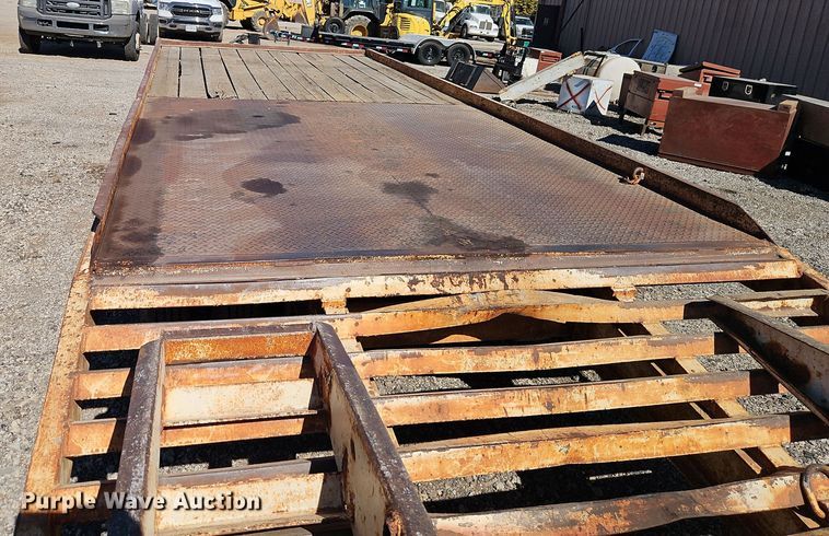 image for item EI8438 1986 Trail-Eze T220 equipment trailer