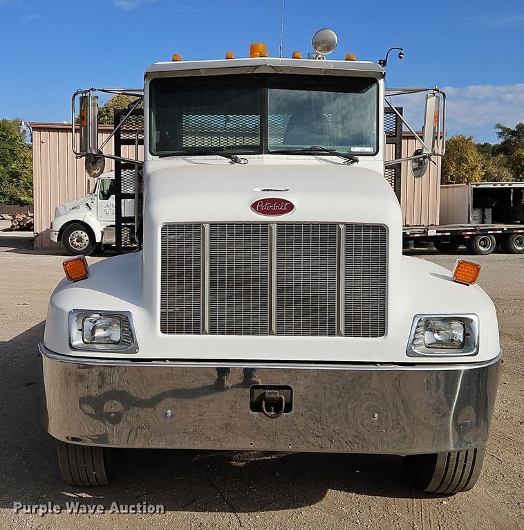 image for item EI8443 2004 Peterbilt 330 flatbed truck