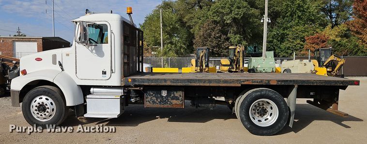 image for item EI8443 2004 Peterbilt 330 flatbed truck