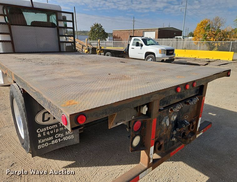 image for item EI8443 2004 Peterbilt 330 flatbed truck