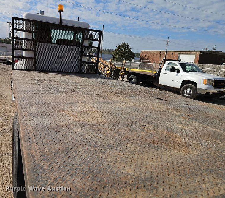 image for item EI8443 2004 Peterbilt 330 flatbed truck