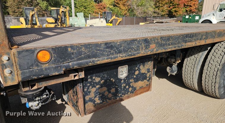 image for item EI8443 2004 Peterbilt 330 flatbed truck