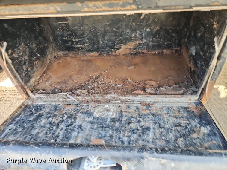 image for item EI8443 2004 Peterbilt 330 flatbed truck