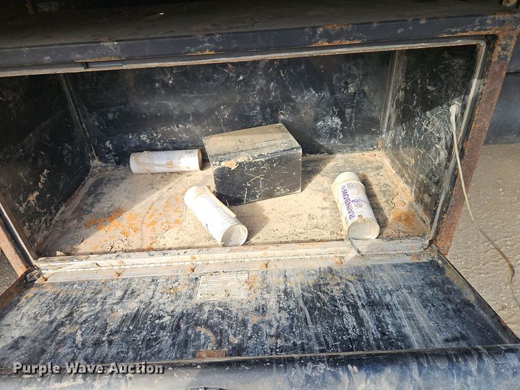 image for item EI8443 2004 Peterbilt 330 flatbed truck