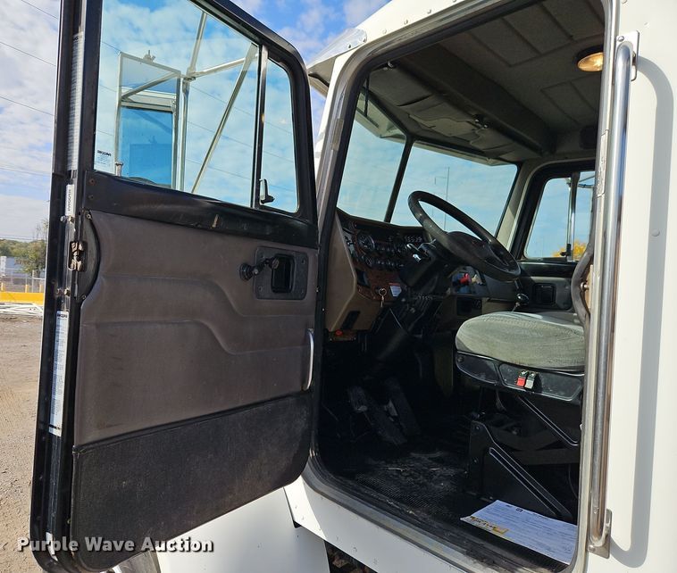 image for item EI8443 2004 Peterbilt 330 flatbed truck