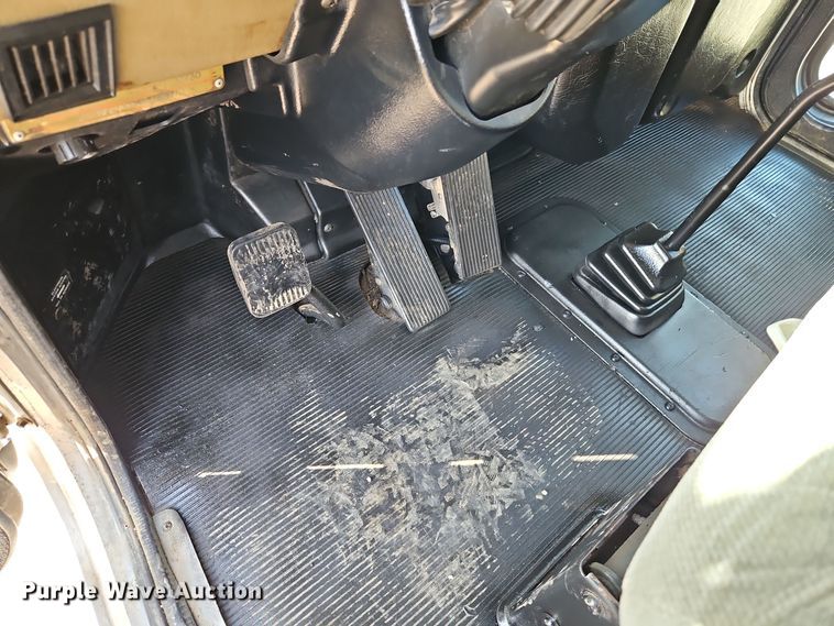 image for item EI8443 2004 Peterbilt 330 flatbed truck