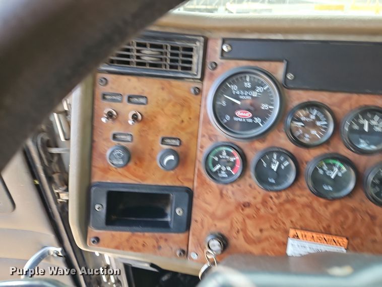 image for item EI8443 2004 Peterbilt 330 flatbed truck