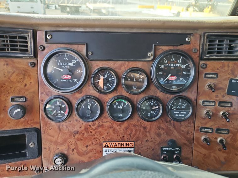 image for item EI8443 2004 Peterbilt 330 flatbed truck