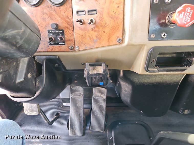 image for item EI8443 2004 Peterbilt 330 flatbed truck