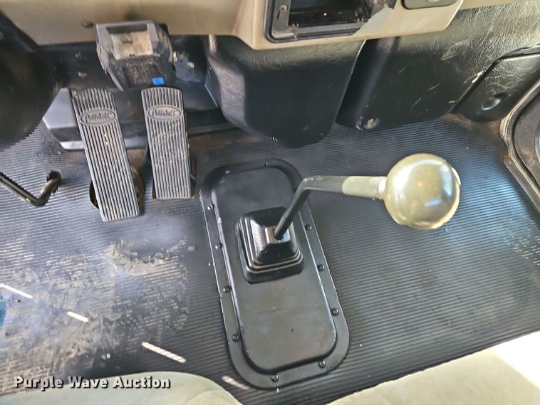 image for item EI8443 2004 Peterbilt 330 flatbed truck