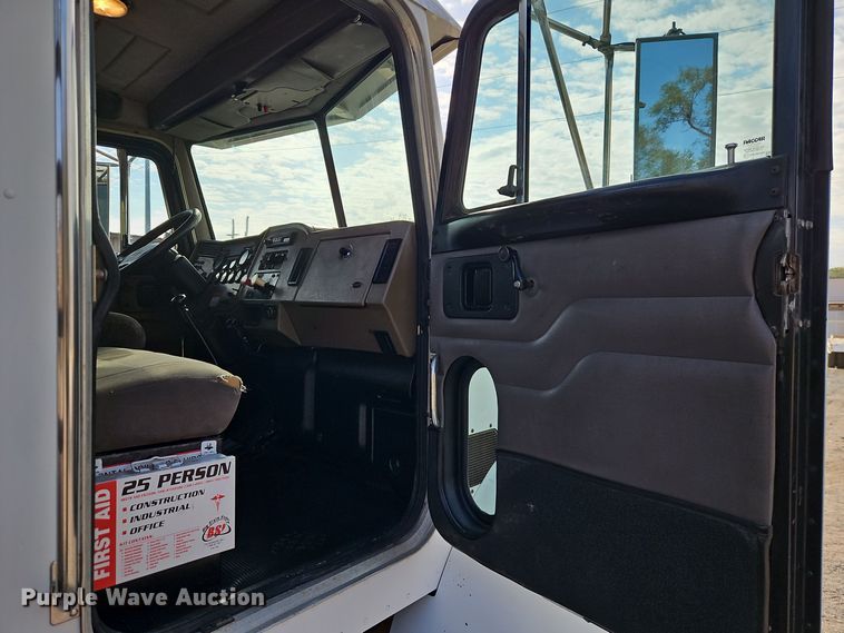 image for item EI8443 2004 Peterbilt 330 flatbed truck