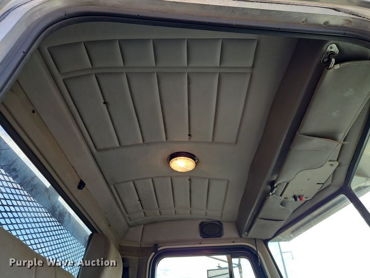 image for item EI8443 2004 Peterbilt 330 flatbed truck