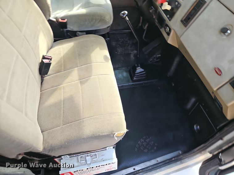 image for item EI8443 2004 Peterbilt 330 flatbed truck