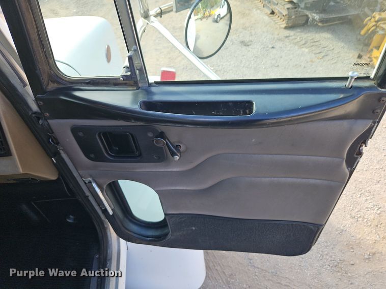 image for item EI8443 2004 Peterbilt 330 flatbed truck