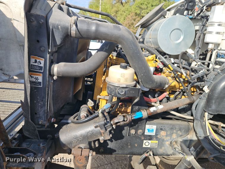 image for item EI8443 2004 Peterbilt 330 flatbed truck