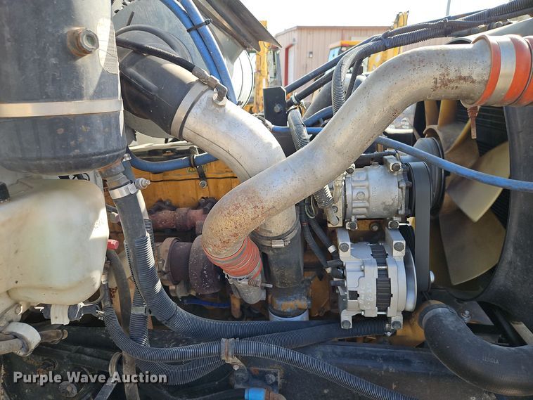 image for item EI8443 2004 Peterbilt 330 flatbed truck