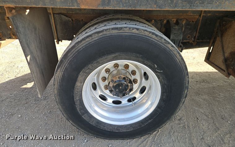 image for item EI8443 2004 Peterbilt 330 flatbed truck