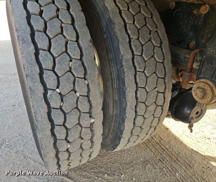 image for item EI8443 2004 Peterbilt 330 flatbed truck