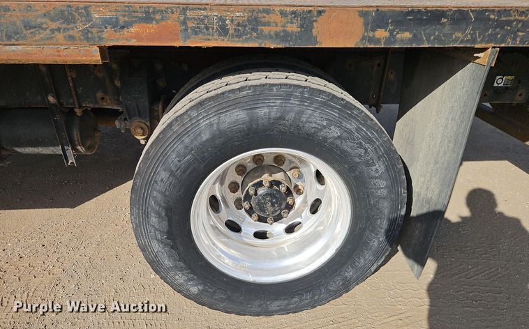 image for item EI8443 2004 Peterbilt 330 flatbed truck