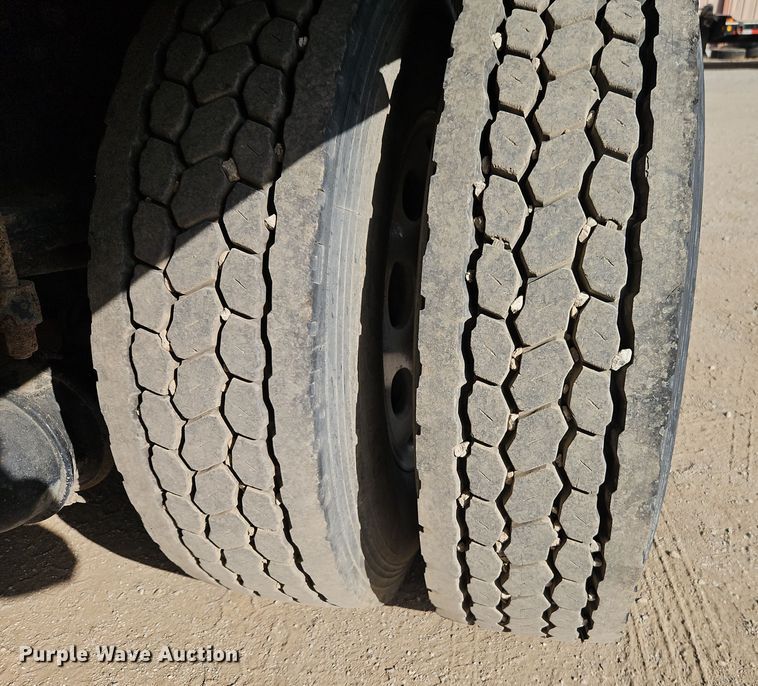 image for item EI8443 2004 Peterbilt 330 flatbed truck