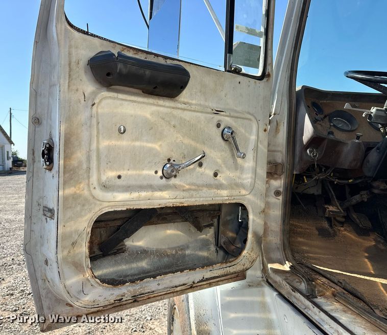 image for item EJ4853 1979 Ford winch truck