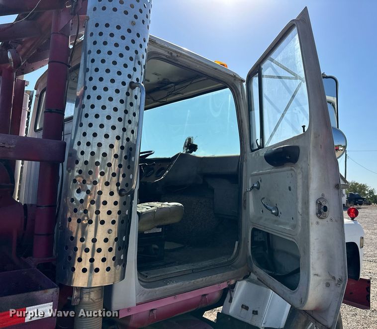 image for item EJ4853 1979 Ford winch truck