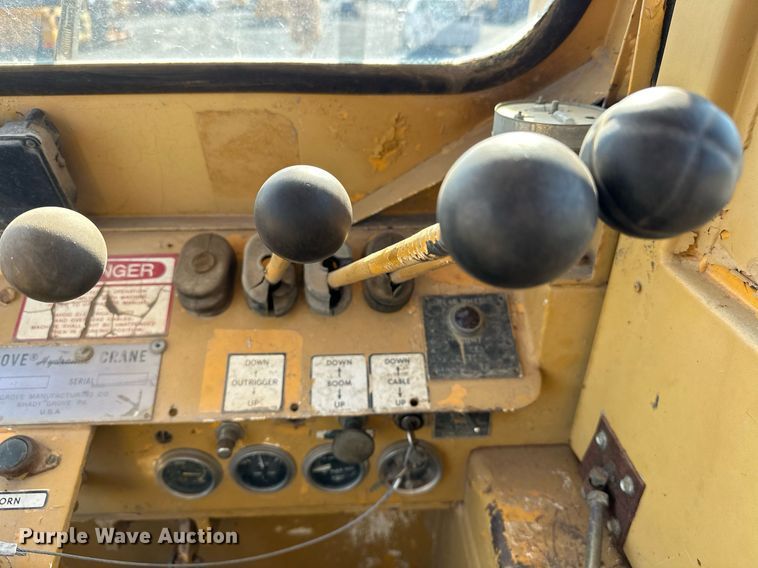 image for item EJ4910 1970 Grove RT58 crane