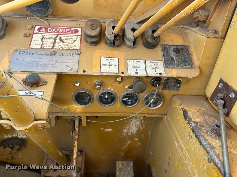 image for item EJ4910 1970 Grove RT58 crane