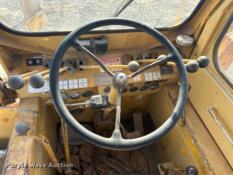 image for item EJ4910 1970 Grove RT58 crane