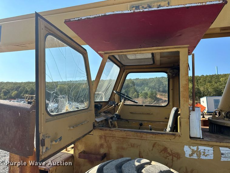 image for item EJ4910 1970 Grove RT58 crane