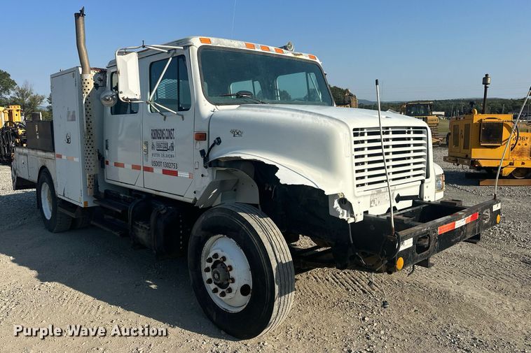 image for item EJ4926 1995 International 4900 Crew Cab flatbed truck