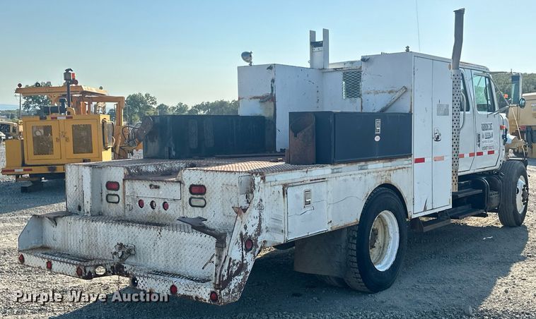 image for item EJ4926 1995 International 4900 Crew Cab flatbed truck