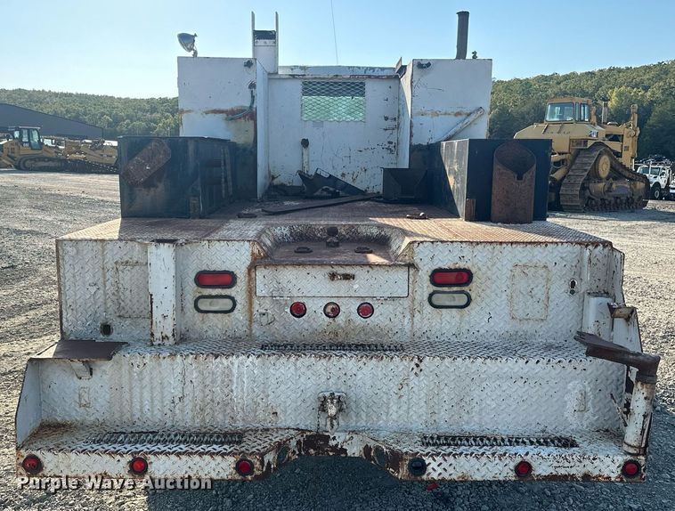 image for item EJ4926 1995 International 4900 Crew Cab flatbed truck