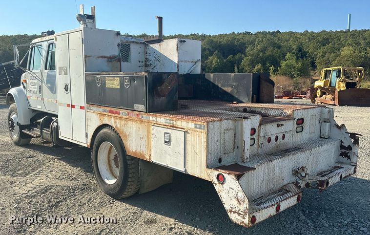 image for item EJ4926 1995 International 4900 Crew Cab flatbed truck