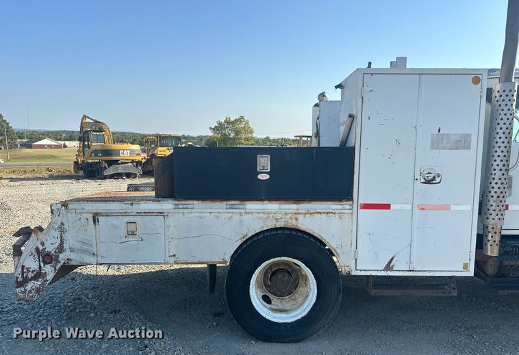 image for item EJ4926 1995 International 4900 Crew Cab flatbed truck