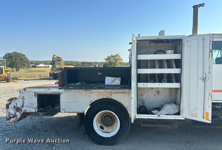 image for item EJ4926 1995 International 4900 Crew Cab flatbed truck