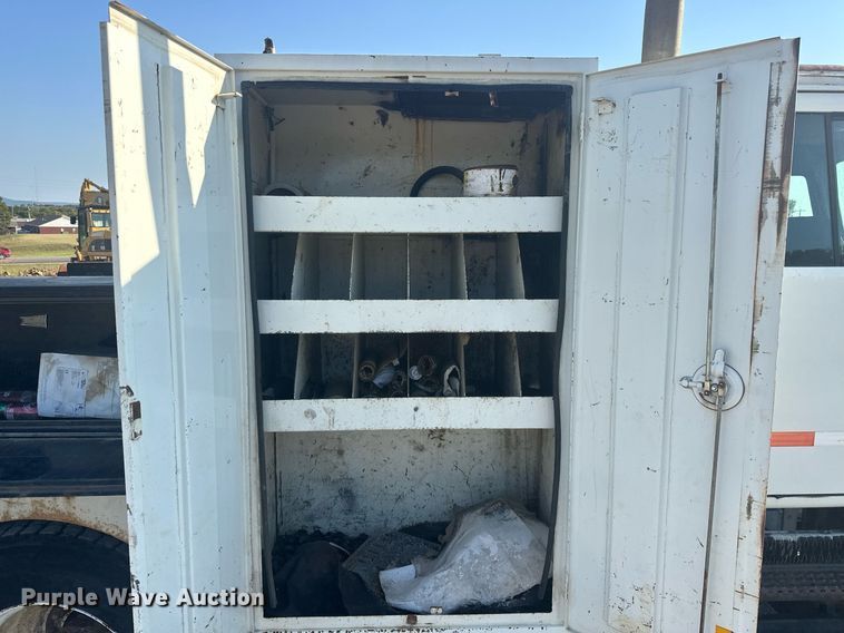 image for item EJ4926 1995 International 4900 Crew Cab flatbed truck