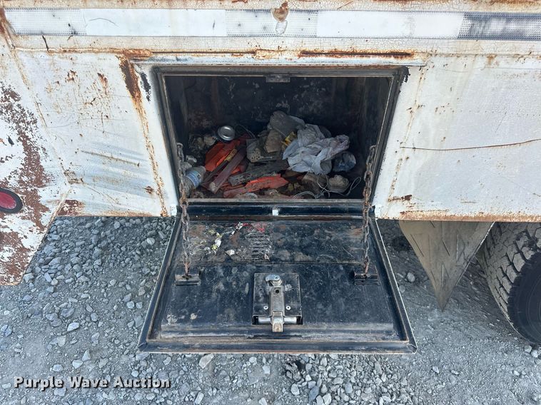 image for item EJ4926 1995 International 4900 Crew Cab flatbed truck