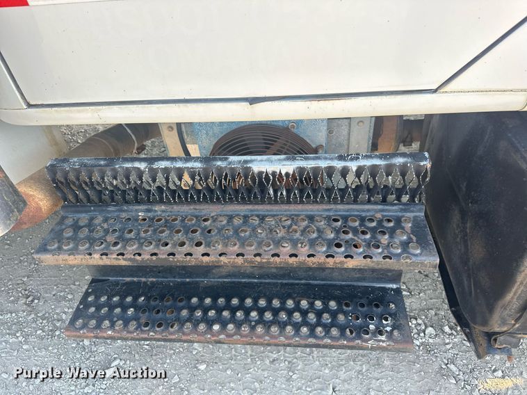 image for item EJ4926 1995 International 4900 Crew Cab flatbed truck