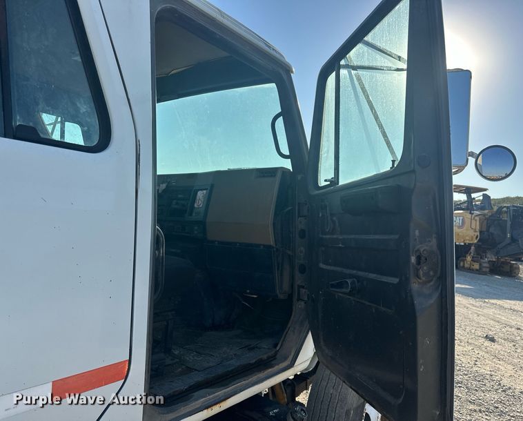 image for item EJ4926 1995 International 4900 Crew Cab flatbed truck